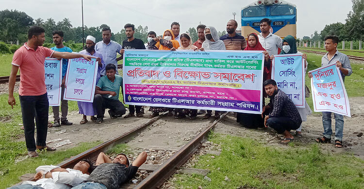 শ্রমিকদের অবরোধে দুর্ভোগে লালমনি এক্সপ্রেসের যাত্রীরা