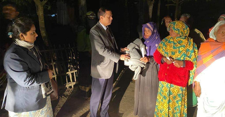 কনকনে শীতে অসহায়দের মধ্যে উষ্ণতা ছড়ালেন লালমনিরহাটের ডিসি