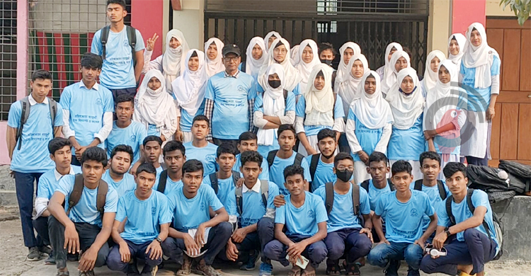 তিস্তার চরে শিক্ষার আলো ছড়াচ্ছেন শিক্ষার্থীরা