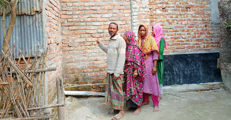 রাস্তা বন্ধ করে দেওয়াল নির্মাণ, অবরুদ্ধ পরিবার