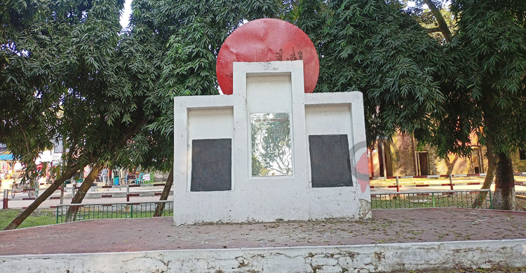 তিনদিক থেকে ঘিরে ফেলায় পালাতে বাধ্য হয় পাক সেনারা