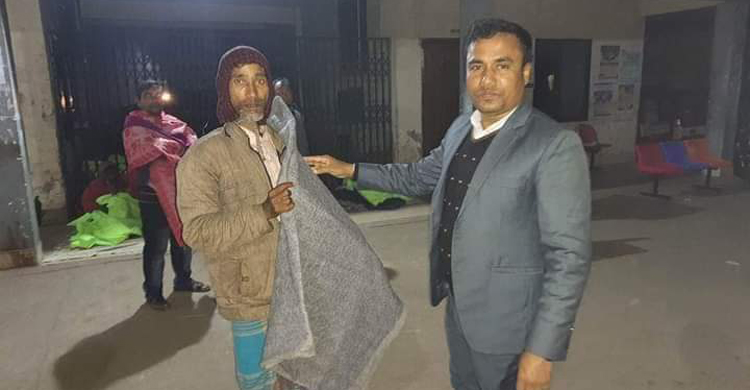 কনকনে শীতে অসহায়দের মধ্যে উষ্ণতা ছড়ালেন লালমনিরহাটের ডিসি