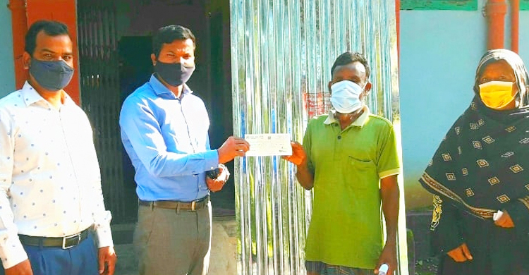 মন্ত্রীর নির্দেশে ঘর মেরামতের সহযোগিতা পেলেন সেই আনারুল