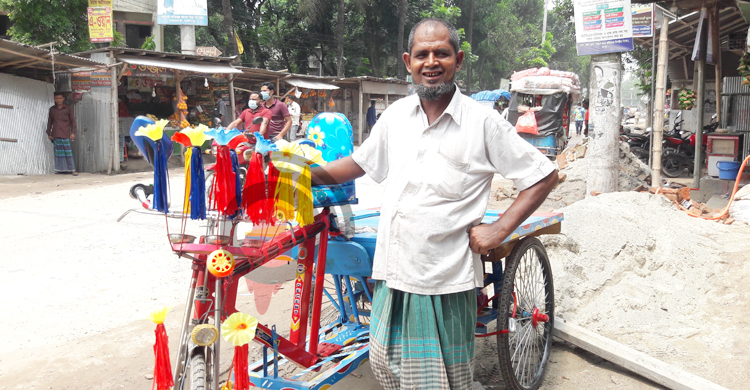 নতুন ভ্যান পেয়ে খুশি সেই মঈনুল