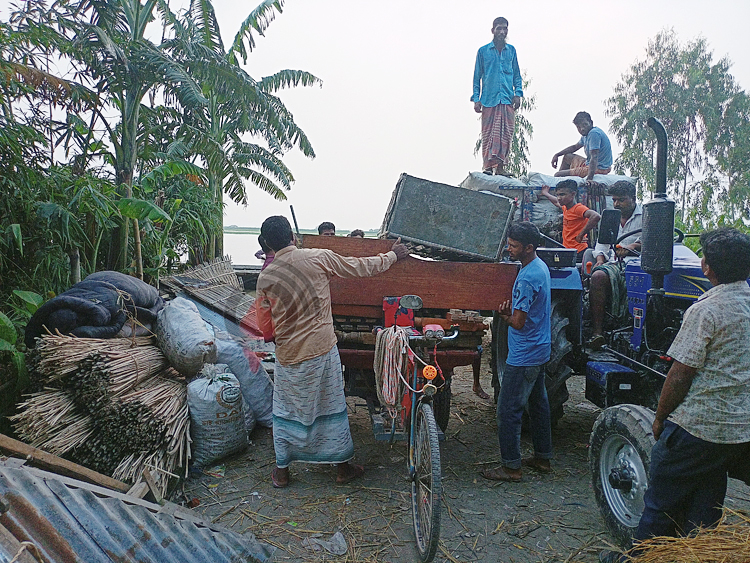 তিস্তাপাড়ে বানভাসি মানুষের দুর্ভোগ চরমে