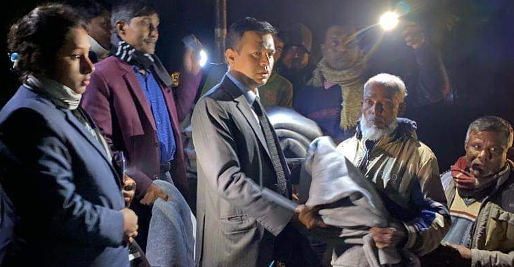 কনকনে শীতে অসহায়দের মধ্যে উষ্ণতা ছড়ালেন লালমনিরহাটের ডিসি