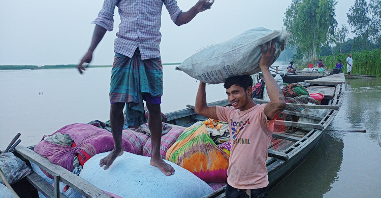 তিস্তাপাড়ে বানভাসি মানুষের দুর্ভোগ চরমে