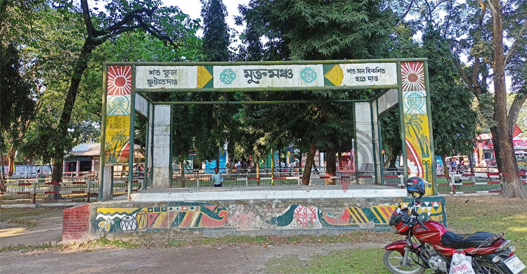 তিনদিক থেকে ঘিরে ফেলায় পালাতে বাধ্য হয় পাক সেনারা