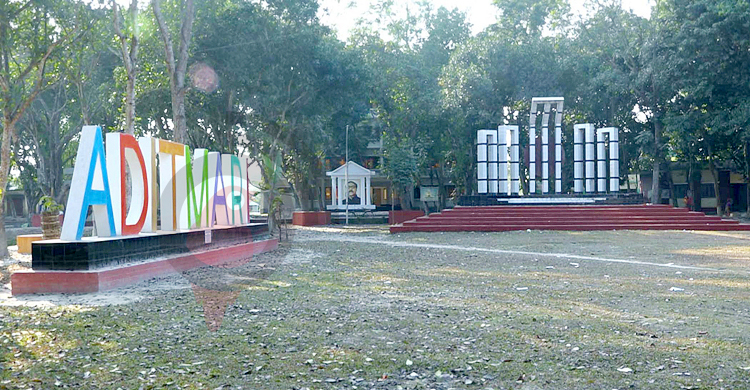 শহীদ মিনারের পাশে ইংরেজি নামফলক, ক্ষুব্ধ ভাষাসৈনিকরা