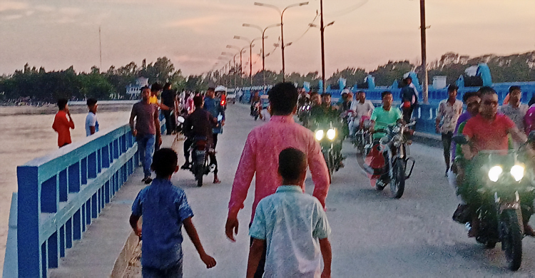 ঈদে তিস্তা ব্যারাজে ভিড় করছেন দর্শনার্থীরা