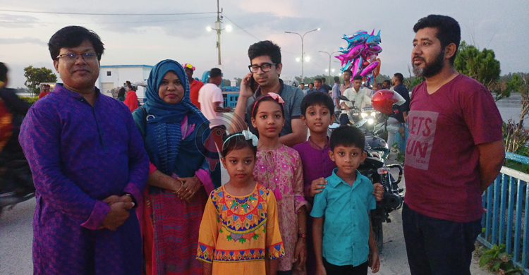 ঈদে তিস্তা ব্যারাজে ভিড় করছেন দর্শনার্থীরা