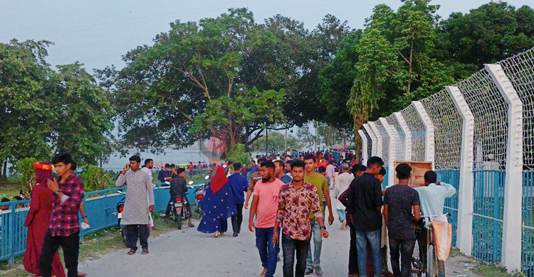 ঈদে তিস্তা ব্যারাজে ভিড় করছেন দর্শনার্থীরা