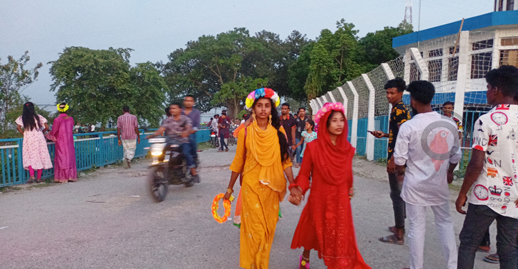 ঈদে তিস্তা ব্যারাজে ভিড় করছেন দর্শনার্থীরা