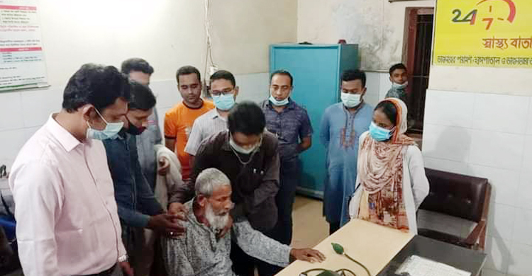 শিকলবন্দি বৃদ্ধ জহুরুলের দায়িত্ব নিলেন ডিসি