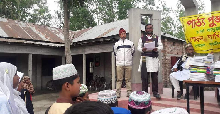 জুতা পায়ে শহীদ মিনারে বই বিতরণ আ.লীগ নেতার