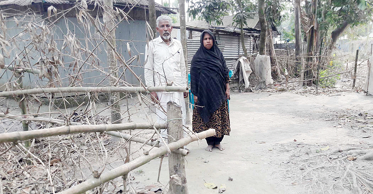 তিন শহীদ মুক্তিযোদ্ধার পরিবারকে ৪০ দিন ধরে অবরুদ্ধ রাখার অভিযোগ