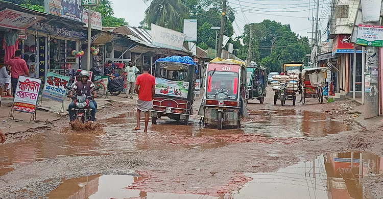 লালমনিরহাট-বুড়িমারী মহাসড়কের বেহাল দশা, দুর্ভোগে জনসাধারণ