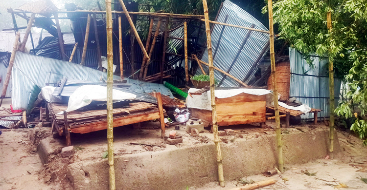 হঠাৎ ঝড়ে লন্ডভন্ড ঘরবাড়ি