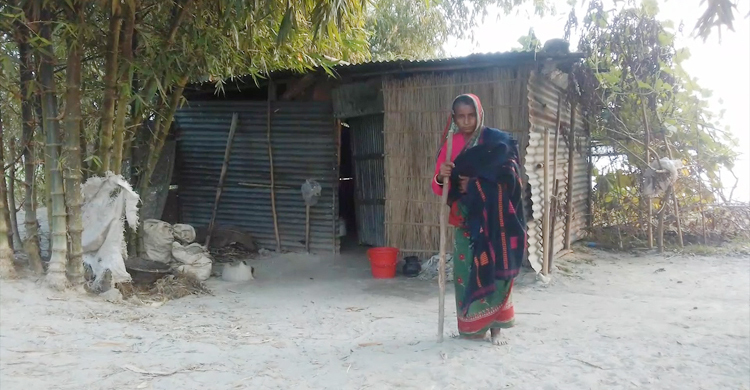 এক যুগ ধরে নদীতীরের ঝুপড়িতে বৃদ্ধা জামিরন, খোঁজ নেয় না দুই ছেলে
