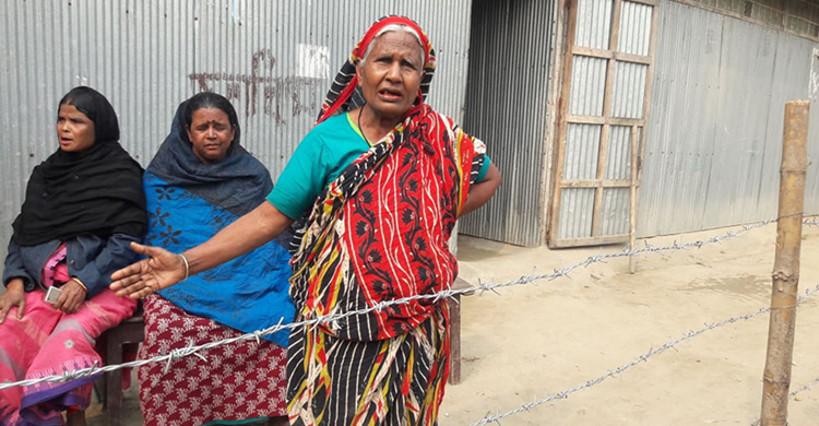 আ.লীগ নেতার কাঁটাতারের বেড়ায় অবরুদ্ধ ৪০ পরিবার