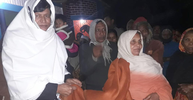 রাতে তিস্তাপারে কম্বল নিয়ে হাজির উপজেলা চেয়ারম্যান