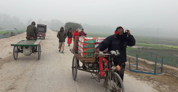 চারদিন দেখা নেই সূর্যের, শীতে কাঁপছে মানুষ