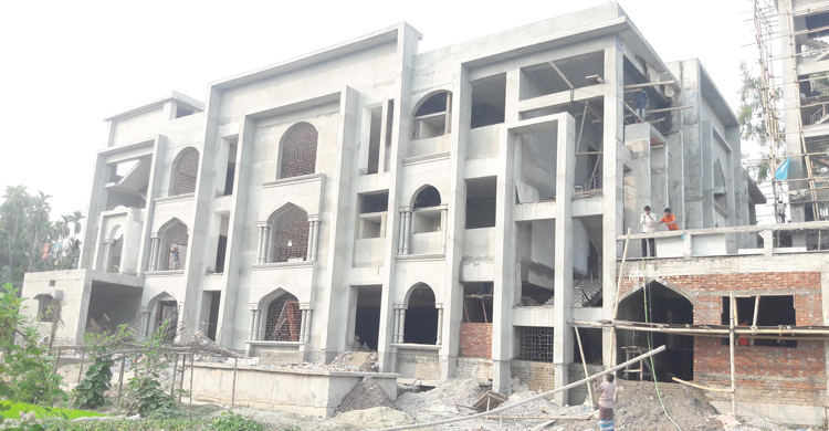 শেষ হচ্ছে পাটগ্রামের মডেল মসজিদের নির্মাণকাজ, অপেক্ষায় মুসল্লিরা