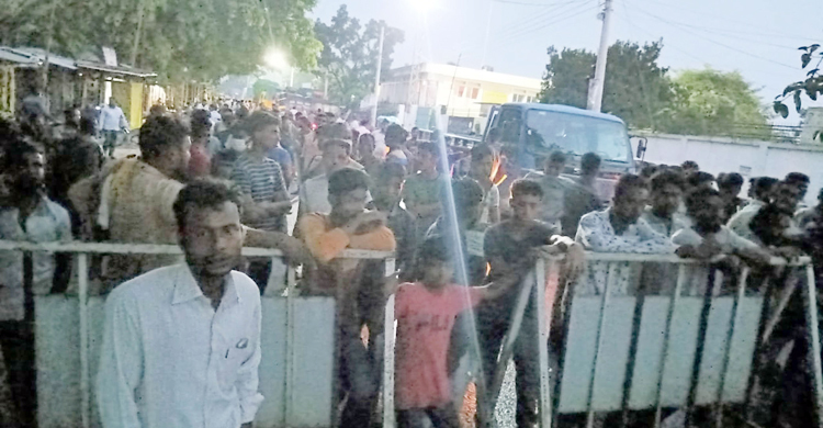 বিএসএফের গুলিতে নিহত দুজনের মরদেহ ফেরত চেয়ে বিক্ষোভ