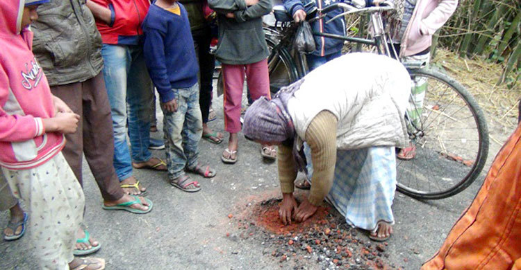 হাত দিয়ে তোলা যাচ্ছে রাস্তার কার্পেটিং