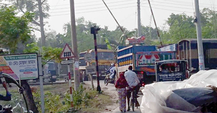 রেলক্রসিং পার হওয়ার সময় ট্রেনে কাটা পড়লেন দুইজন
