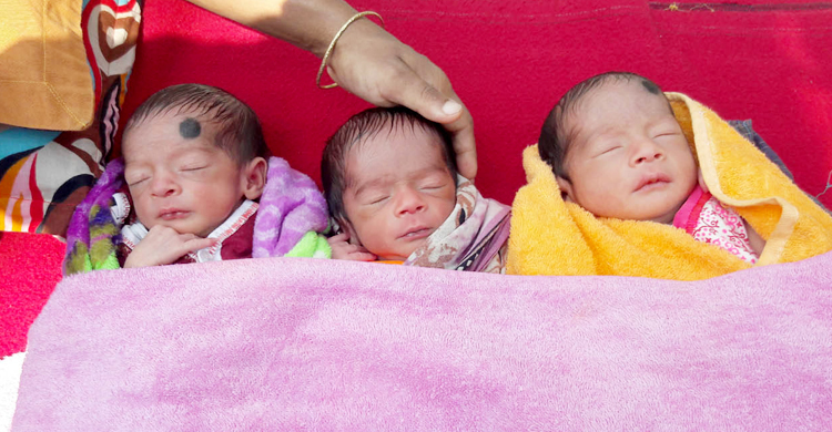 তিন জমজ সন্তানকে নিয়ে চিন্তিত দিনমজুর বাবা