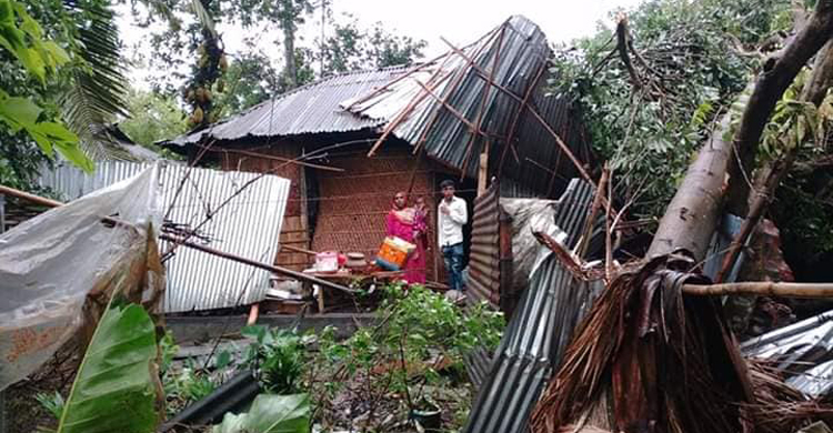 ঈদের সকালে ১০ মিনিটের ঝড়ে লন্ডভন্ড ঘরবাড়ি