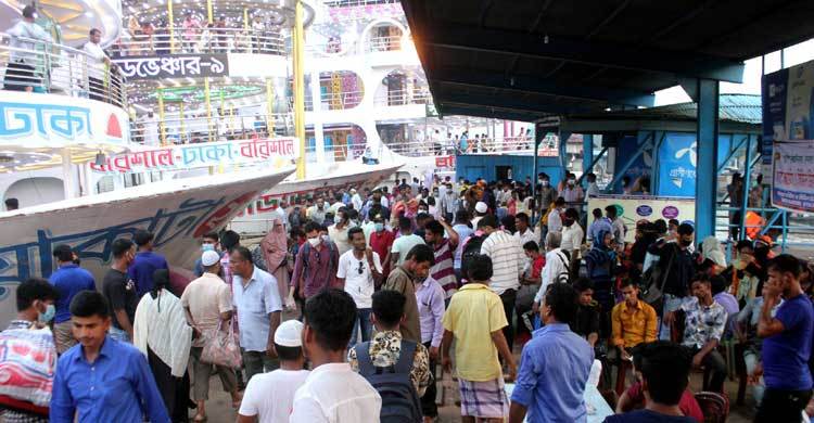 কর্মস্থলে ফিরছে মানুষ, স্বাস্থ্যবিধির বালাই নেই