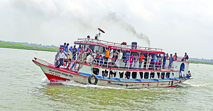 শিবচরে কাঁঠালবাড়ি-শিমুলিয়া রুটে তলা ফেটে লঞ্চ বিকল