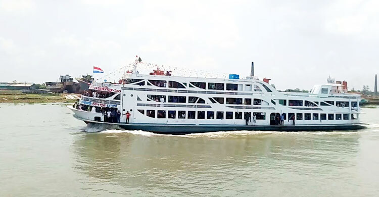 পাল্লা দিয়ে চলছিল দুই লঞ্চ, প্রাণ গেলো ট্রলারে থাকা ব্যক্তির