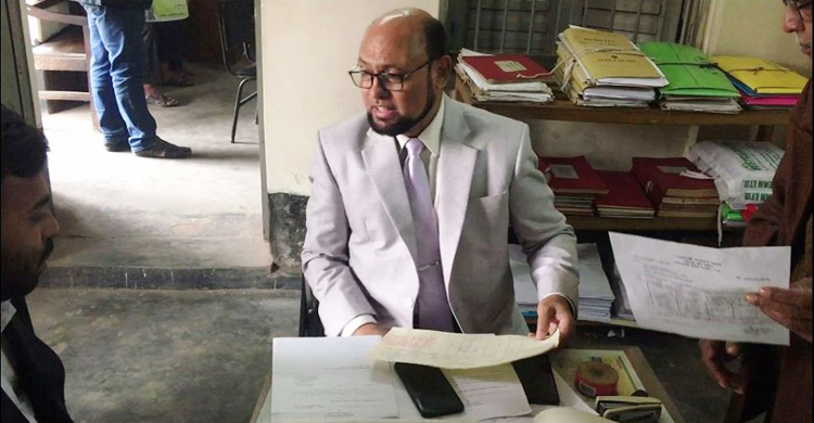 সচিবের আকস্মিক পরিদর্শন, ভূমি অফিসের নাজির বরখাস্ত