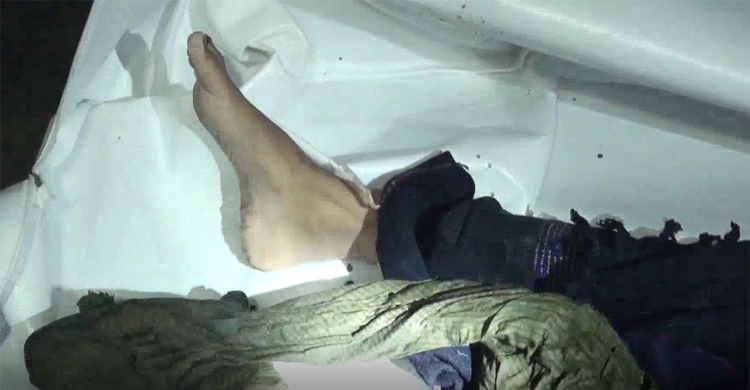 নির্মমতা : খালে ডুবিয়ে শিশুর লাশের ওপর দাঁড়িয়ে থাকলেন খুনি