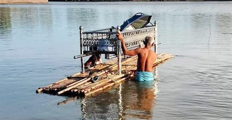 সড়ক ভাঙা, বাঁশের ভেলায় কবরস্থানে নেয়া হলো মরদেহ