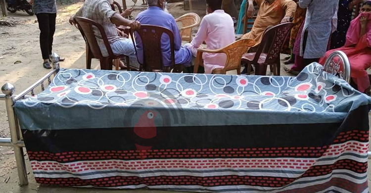 সম্পত্তির দাবিতে বাবার মরদেহ ২২ ঘণ্টা উঠানে ফেলে রাখলেন সন্তানরা