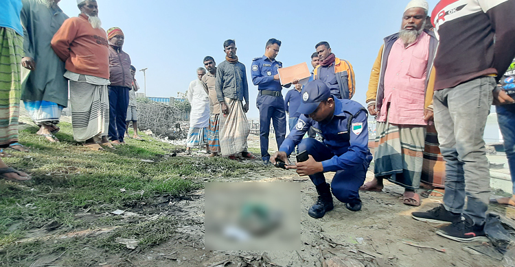 নদীর পাড়ে পড়ে ছিল হাতভাঙা নবজাতকের মরদেহ