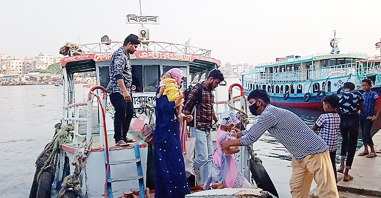 বাড়তি ভাড়া আদায়, ‘পোষাতে’ না পেরে লঞ্চ বন্ধ