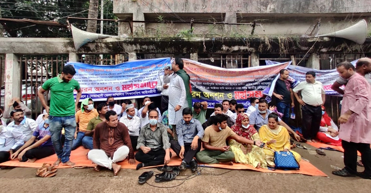 এবার মৌখিক পরীক্ষার দাবিতে অনশনে শিক্ষানবিশ আইনজীবীরা