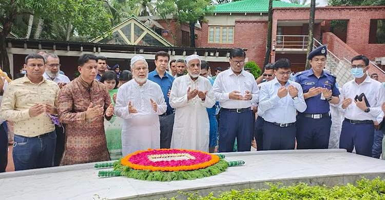 বঙ্গবন্ধুর সমাধিতে আইন কমিশন চেয়ারম্যানের শ্রদ্ধা