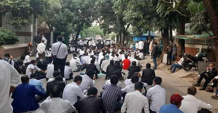 সনদ দাবিতে এবার আইনমন্ত্রীর বাসার সামনে শিক্ষানবিশ আইনজীবীরা