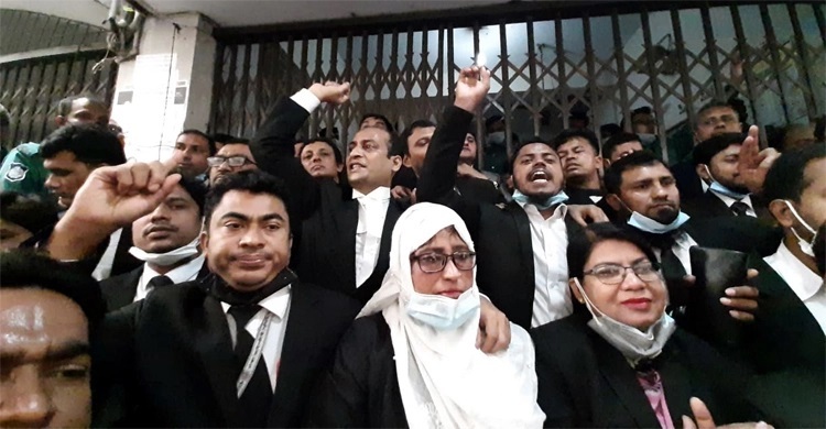 Lawyers walk out of court demanding judge's removal