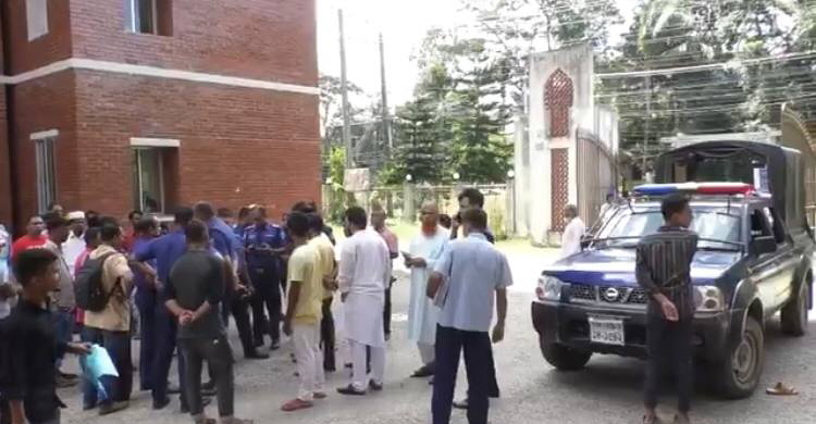 আদালত প্রাঙ্গণে ৪ বিচারপ্রার্থীর ওপর আইনজীবীদের হামলা