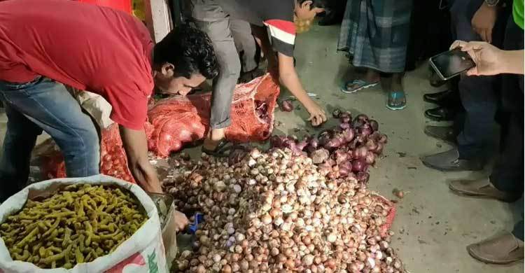 লক্ষ্মীপুরে ৪০ বস্তা পেঁয়াজ জব্দ, গোডাউন সিলগালা