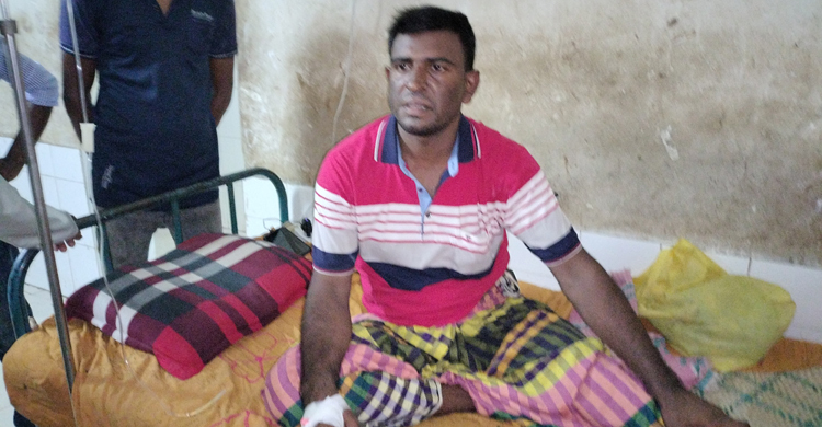 লক্ষ্মীপুরে ইউপি চেয়ারম্যানের পিটুনিতে যুবলীগ নেতা হাসপাতালে