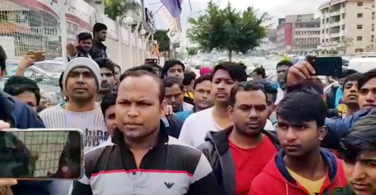 লেবাননে বকেয়া বেতনের দাবিতে বাংলাদেশি শ্রমিকদের বিক্ষোভ