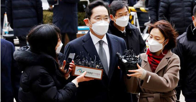 Samsung’s Lee receives 30-month prison term in bribery trial